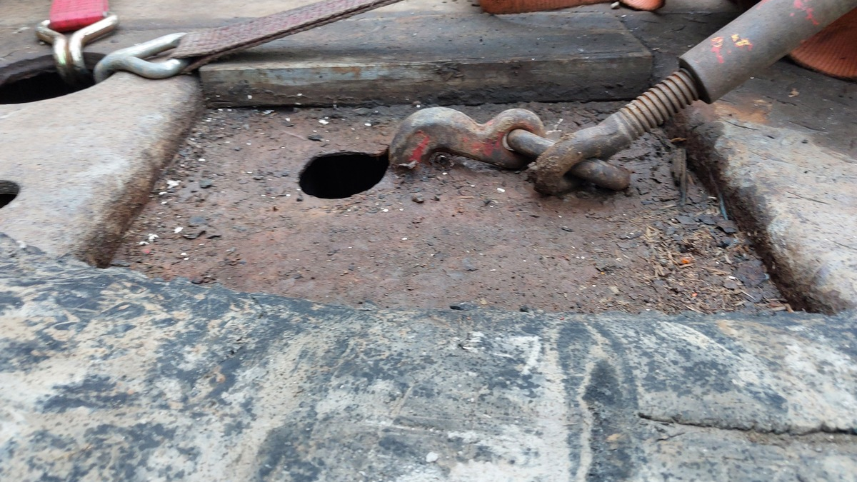 POL-KI: 241114.1 Kiel: Schwertransport aufgrund erheblicher Mängel stillgelegt - Foto: presseportal.de