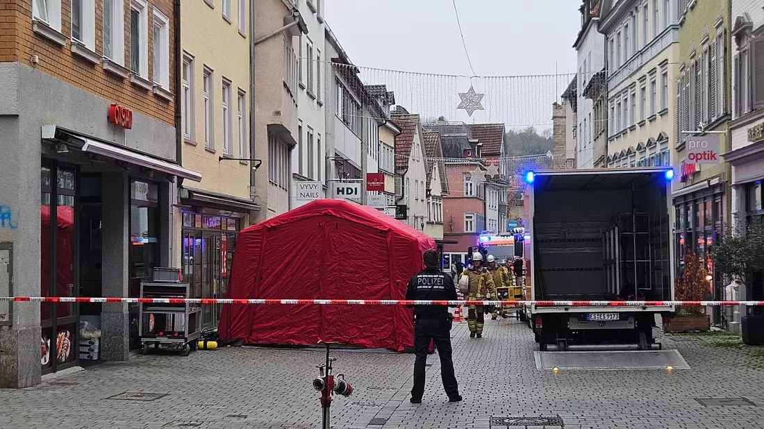 Bei dem eskalierten Streit zwischen Mieter und Vermieter sind in Esslingen zwei Menschen ums Leben gekommen. - Bild: Andreas Rosar/dpa