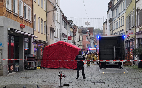 Zwei Tote und zwei Verletzte gab es nach einem Brand in Esslingen. - Foto: Andreas Rosar/dpa