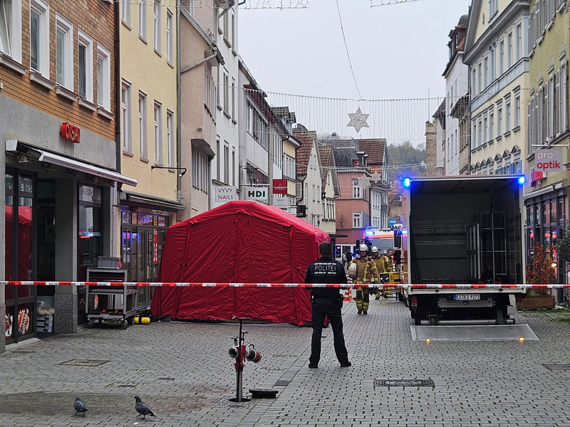 Zwei Tote und ein Verletzer wurden in Esslingen gefunden. - Foto: Andreas Rosar/dpa