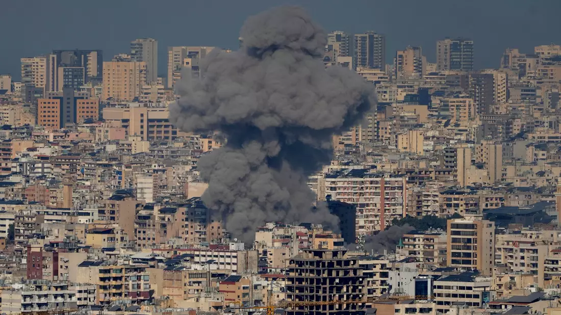 Ein israelischer Luftangriff in einem Vorort von Beirut.  - Bild: Hussein Malla/AP/dpa/dpa