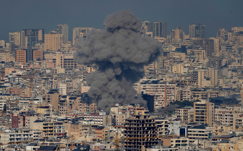 Ein israelischer Luftangriff in einem Vorort von Beirut.  - Foto: Hussein Malla/AP/dpa/dpa