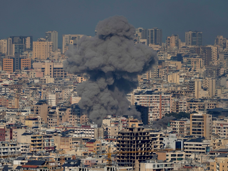 Fast täglich greift Israels Armee südlich von Beirut an, wo die Hisbollah stark vertreten ist. - Foto: Hussein Malla/AP/dpa/dpa