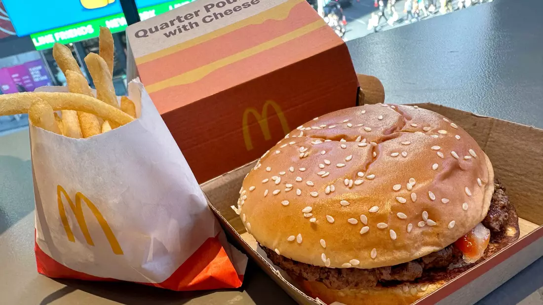 US-Behörden vermuten Zwiebeln in einem bestimmten Burger hinter dem Ausbruch. (Archivbild) - Bild: Richard Drew/AP/dpa