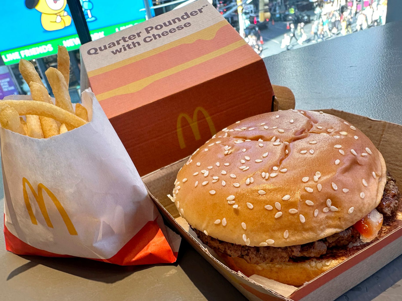 US-Behörden vermuten Zwiebeln in einem bestimmten Burger hinter dem Ausbruch. (Archivbild) - Foto: Richard Drew/AP/dpa