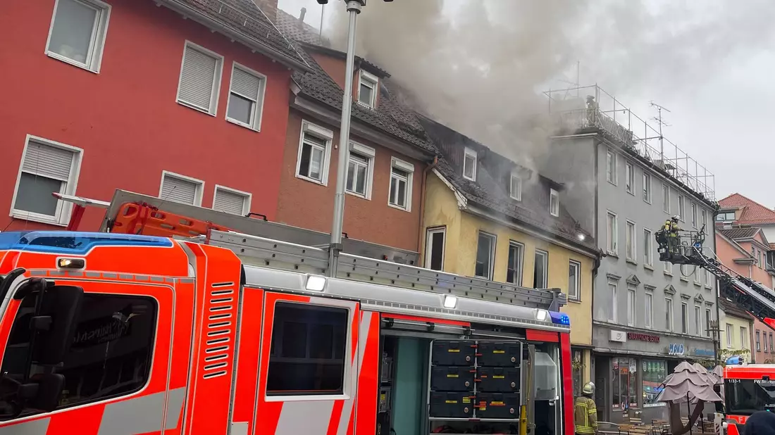 Bei dem Brand kamen zwei Menschen ums Leben, mindestens zwei wurden verletzt. - Bild: David Nau/dpa