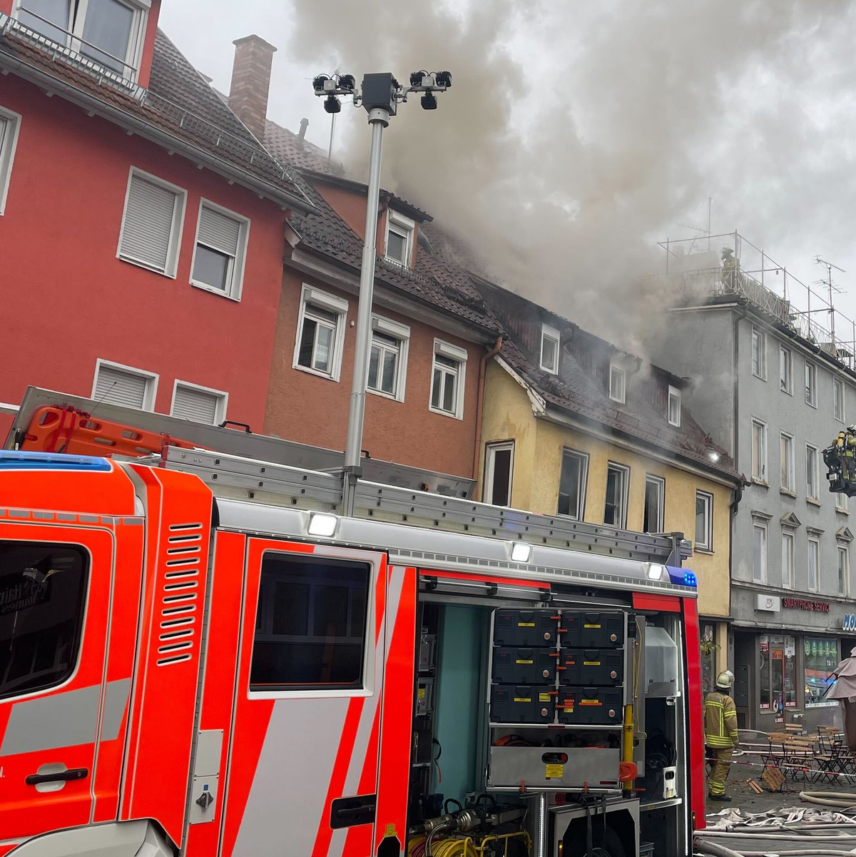 Bei dem Brand kamen zwei Menschen ums Leben, mindestens zwei wurden verletzt. - Foto: David Nau/dpa
