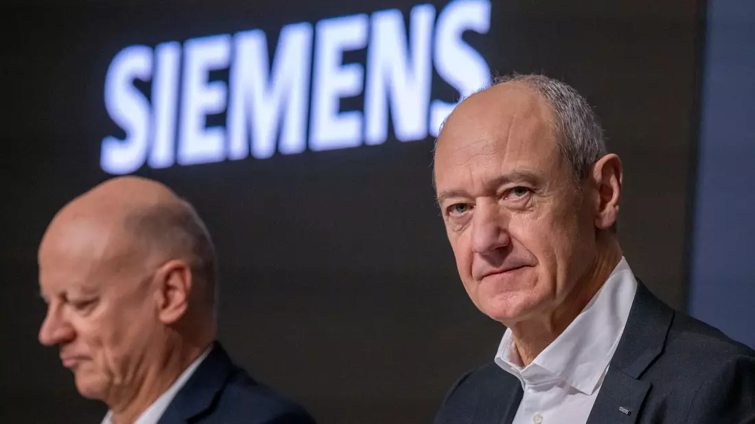 Konzern-Chef Busch (r.) und Finanzvorstand Thomas auf der Jahrespressekonferenz. Siemens hat in schwierigen Zeiten einen Rekordgewinn vorgelegt.  - Bild: Peter Kneffel/dpa