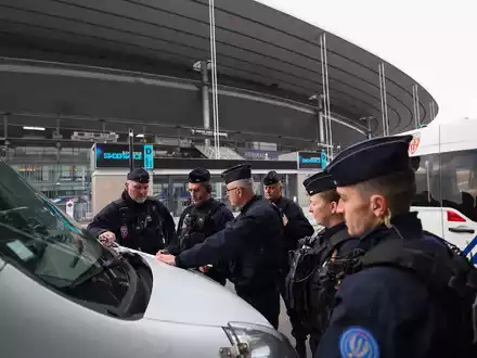 4.000 Polizisten sollen das Spiel in Paris sichern. - Foto: Franck Fife/AFP/dpa