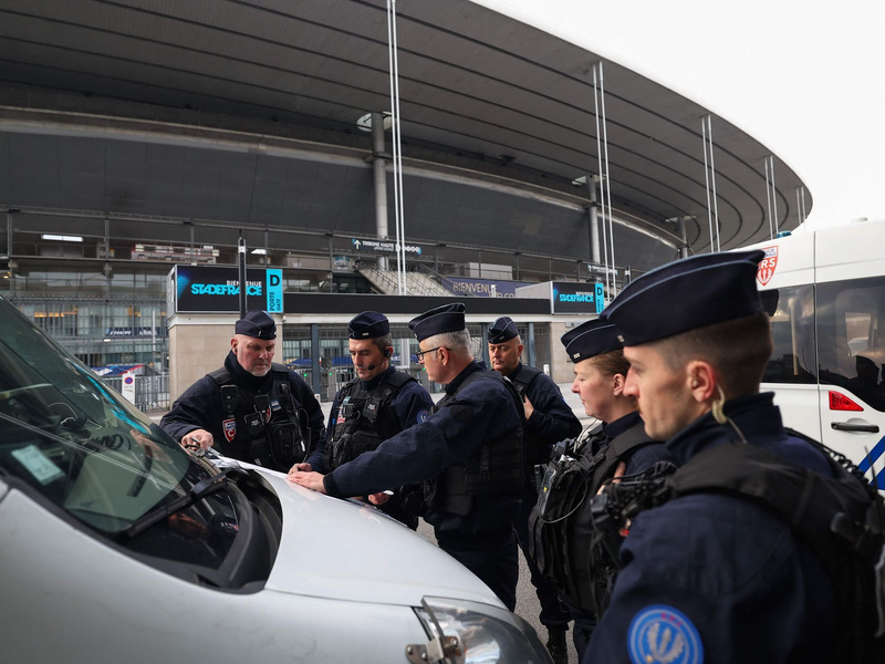 4.000 Polizisten sollen das Spiel in Paris sichern. - Foto: Franck Fife/AFP/dpa