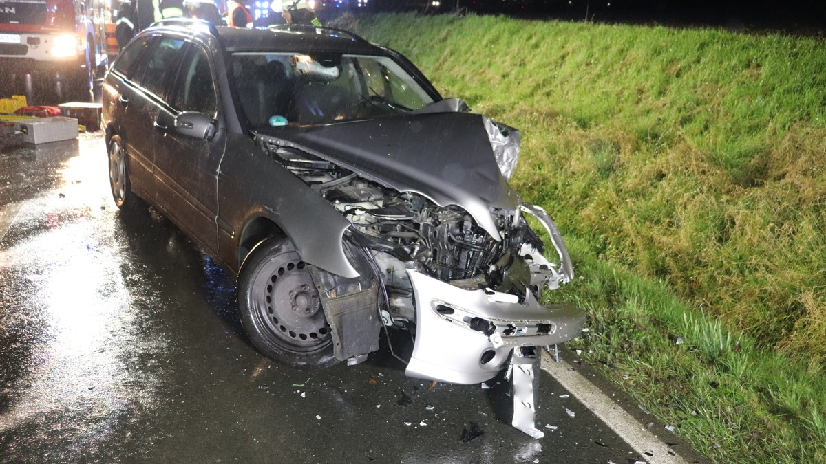 POL-HX: Im Gegenverkehr mit zwei Autos zusammengestoßen - Foto: presseportal.de