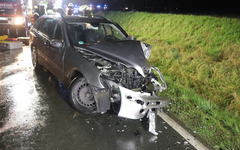 POL-HX: Im Gegenverkehr mit zwei Autos zusammengestoßen - Foto: presseportal.de