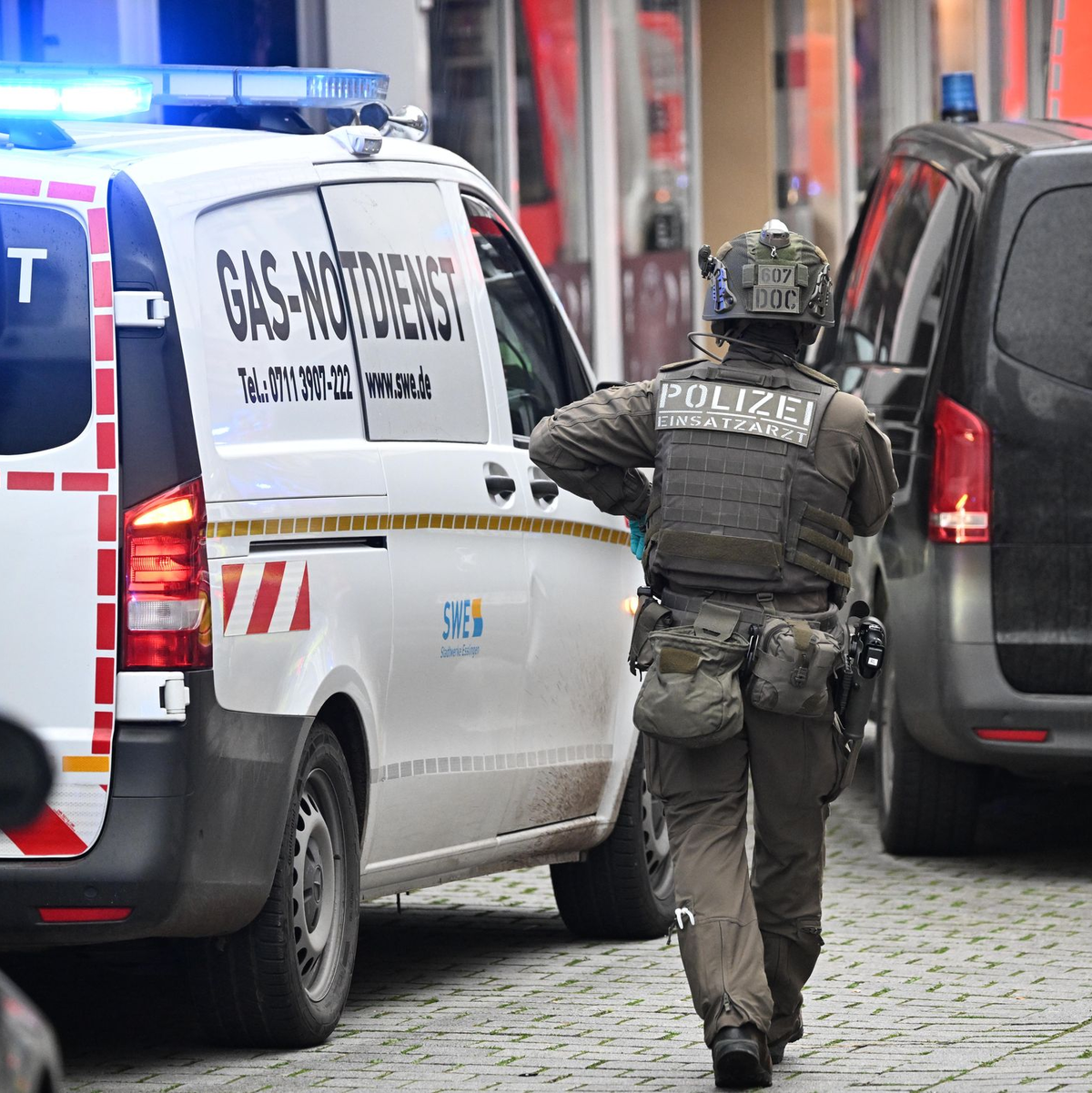 Die Feuerwehr verhinderte, dass das Feuer auf Nachbargebäude übergriff. - Foto: Bernd Weißbrod/dpa