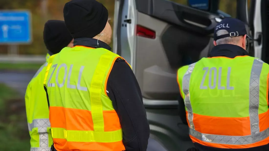 HZA-DU: Schwerpunktprüfung im Speditions-, Transport- und Logistikgewerbe in Duisburg und auf der Autobahn A3 - In 38 Fällen sind weitere Prüfungen erforderlich - Bild: presseportal.de
