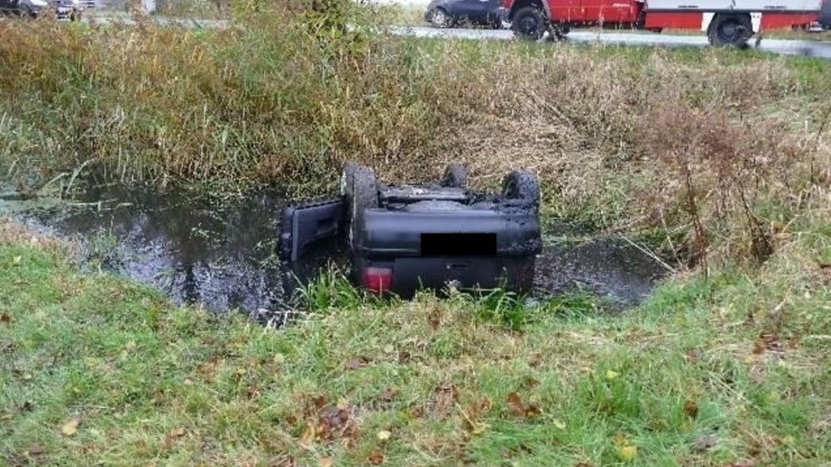 POL-CUX: Verkehrsunfall in Bülkau - Frau kommt mit ihrem PKW aufgrund einer Ölspur von der Fahrbahn ab, landet in einem Graben und verletzt sich hierdurch leicht (Lichtbild in der Anlage) - Foto: presseportal.de