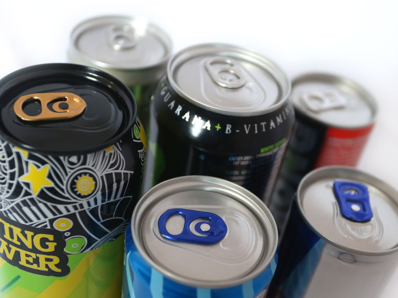 ILLUSTRATION - Energy-Drinks verschiedener Discounter in Deutschland. (Symbolbild) - Foto: Karl-Josef Hildenbrand/dpa