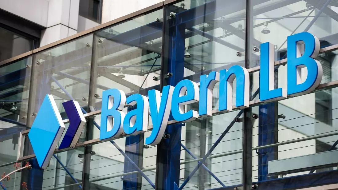 Die BayernLB macht trotz schlechter Konjunktur nach wie vor hohe Gewinne - Bild: Christina Sabrowsky/dpa