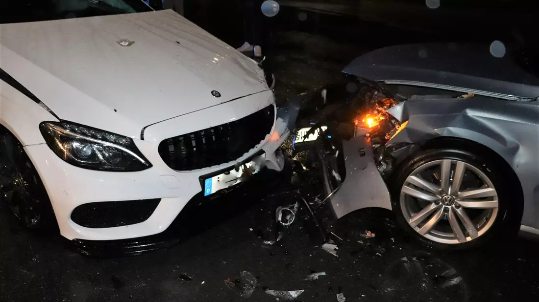 POL-HX: Beim Abbiegen Gegenverkehr übersehen: 70.000 Euro Schaden - Bild: presseportal.de