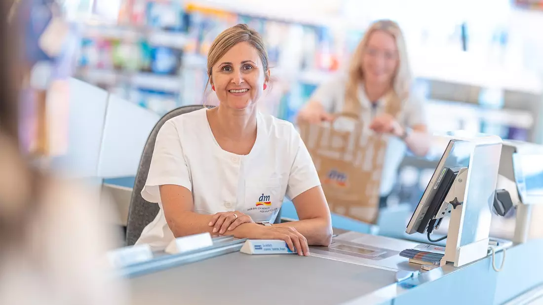 dm ist fit für die Zukunft: 9.000 neue Mitarbeitende und rund 320 Mio. Euro Investitionen in Deutschland / In Deutschland und Europa entwickelt sich dm-drogerie markt außergewöhnlich positiv - Bild: presseportal.de