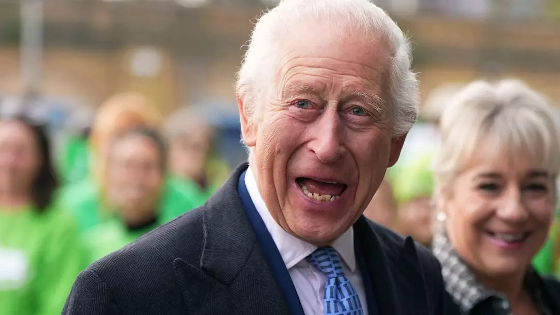 Mit einem breiten Lächeln traf König Charles bei dem Verteilzentrum für überschüssige Lebensmittel ein.  - Bild: Aaron Chown/PA/AP/dpa