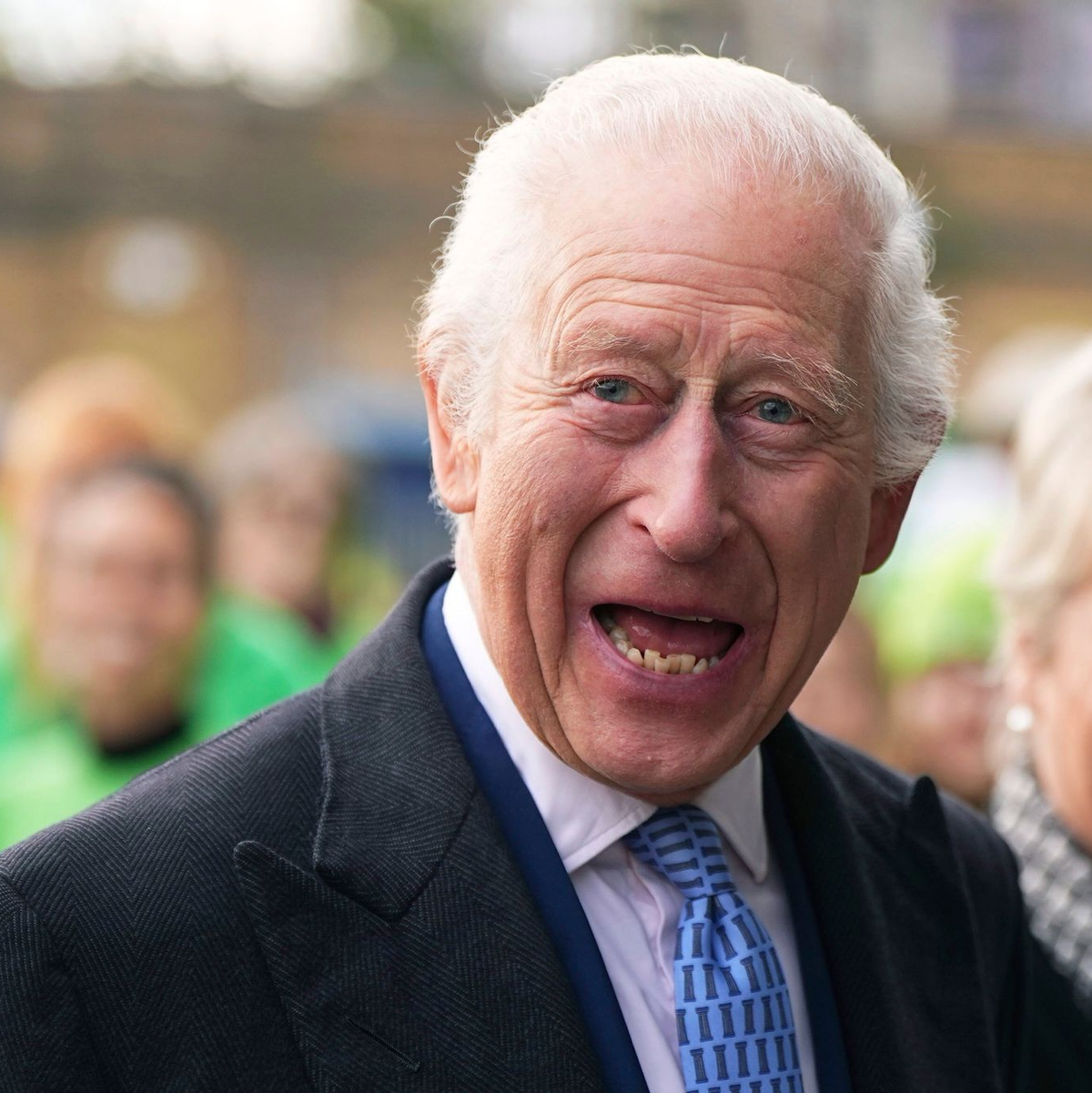 Mit einem breiten Lächeln traf König Charles bei dem Verteilzentrum für überschüssige Lebensmittel ein.  - Foto: Aaron Chown/PA/AP/dpa