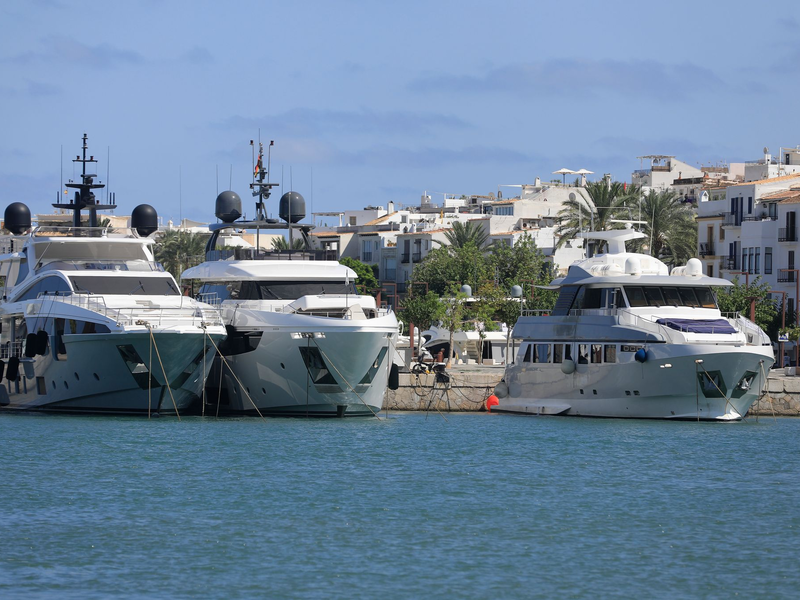 Die Ausgaben auf dem internationalen Luxusmarkt stagnieren im Jahr 2024. (Archivbild) - Foto: Clara Margais/dpa