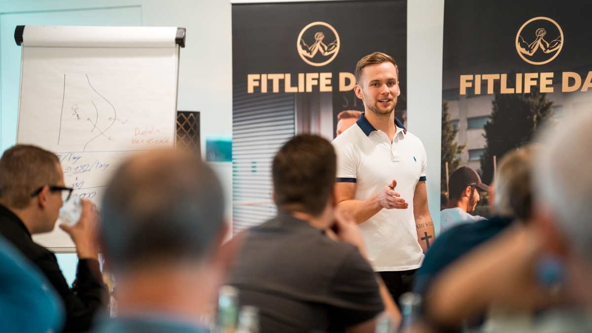 Ohne Verzicht endlich wieder in die Kleidung von früher passen: Wie Simon Mathis Selbstständigen wie Enrico hilft, den Bauch loszuwerden - Foto: presseportal.de