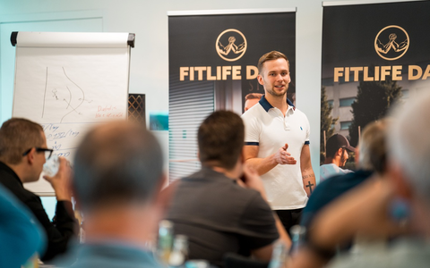 Ohne Verzicht endlich wieder in die Kleidung von früher passen: Wie Simon Mathis Selbstständigen wie Enrico hilft, den Bauch loszuwerden - Foto: presseportal.de
