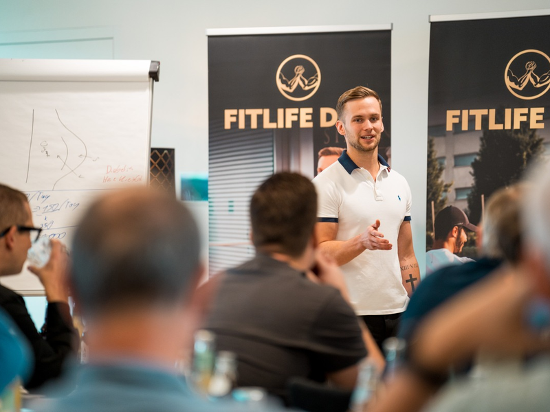 Ohne Verzicht endlich wieder in die Kleidung von früher passen: Wie Simon Mathis Selbstständigen wie Enrico hilft, den Bauch loszuwerden - Foto: presseportal.de