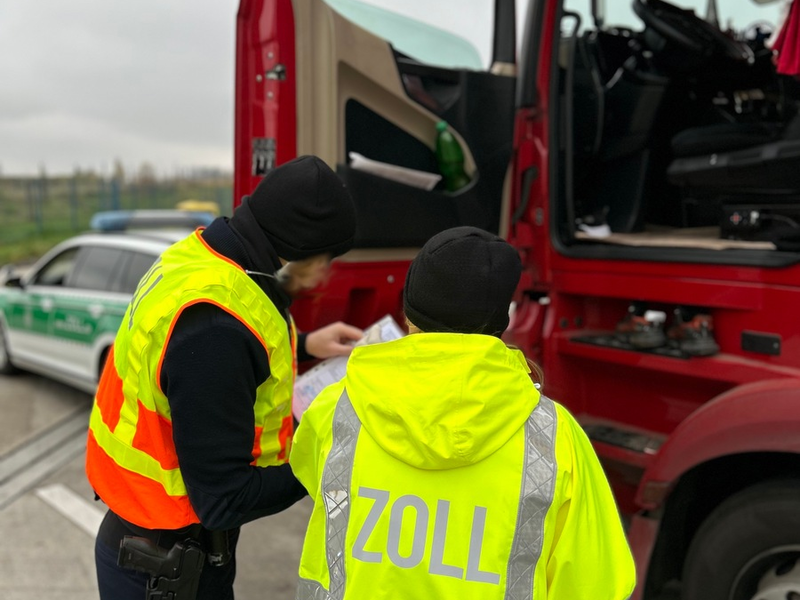 HZA-HN: Zoll prüft im Speditions-, Transport- und Logistikgewerbe - Foto: presseportal.de