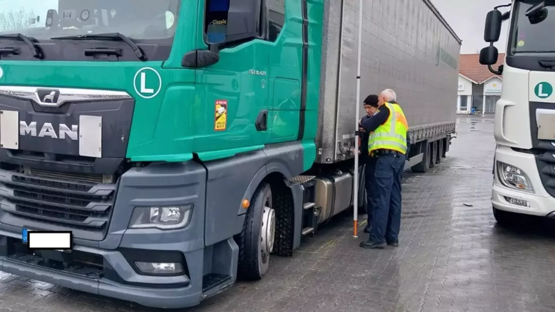 POL-KB: Diemelstadt - Schwerpunktkontrollen der Polizei im Rahmen der europäischen Aktionswoche ROADPOL Truck and Bus, alter Linienbus stillgelegt - Bild: presseportal.de
