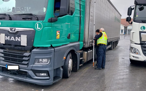 POL-KB: Diemelstadt - Schwerpunktkontrollen der Polizei im Rahmen der europäischen Aktionswoche ROADPOL Truck and Bus, alter Linienbus stillgelegt - Foto: presseportal.de POL-KB: Diemelstadt - Schwerpunktkontrollen der Polizei im Rahmen der europäischen Aktionswoche ROADPOL Truck and Bus, alter Linienbus stillgelegt - Foto: presseportal.de