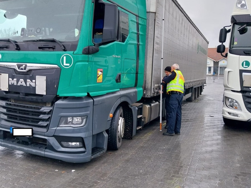 POL-KB: Diemelstadt - Schwerpunktkontrollen der Polizei im Rahmen der europäischen Aktionswoche ROADPOL Truck and Bus, alter Linienbus stillgelegt - Foto: presseportal.de