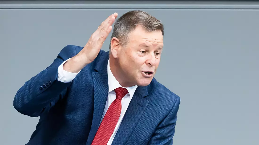Linken-Politiker Christian Görke ist empört über die einwöchige Zwangspause, die dem Bundestag voraussichtlich verordnet wird. (Archivbild) - Bild: Christoph Soeder/dpa