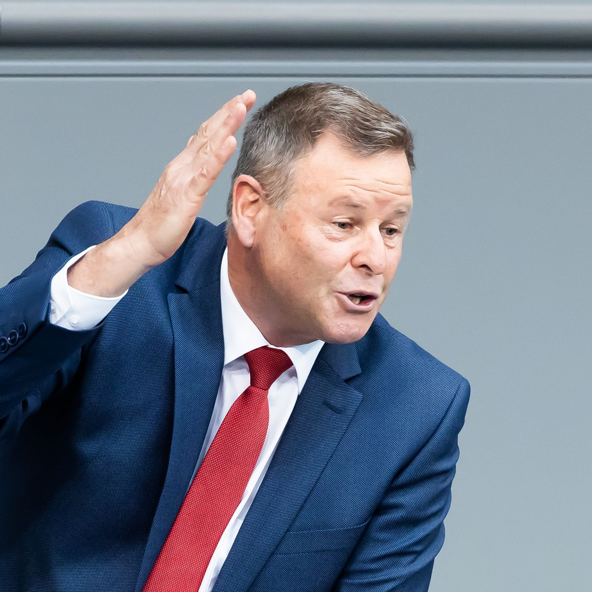 Linken-Politiker Christian Görke ist empört über die einwöchige Zwangspause, die dem Bundestag voraussichtlich verordnet wird. (Archivbild) - Foto: Christoph Soeder/dpa