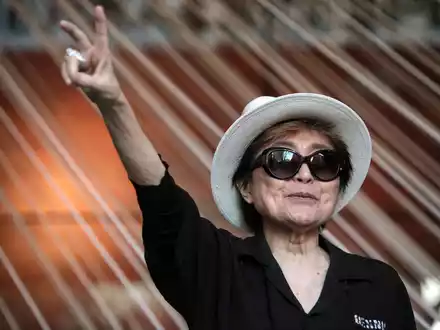 Ein Fahrer hat die Uhr bei Yoko Ono gestohlen, ist das Gericht überzeugt. (Archivbild) - Foto: Sashenka Gutiérrez/EFE/dpa