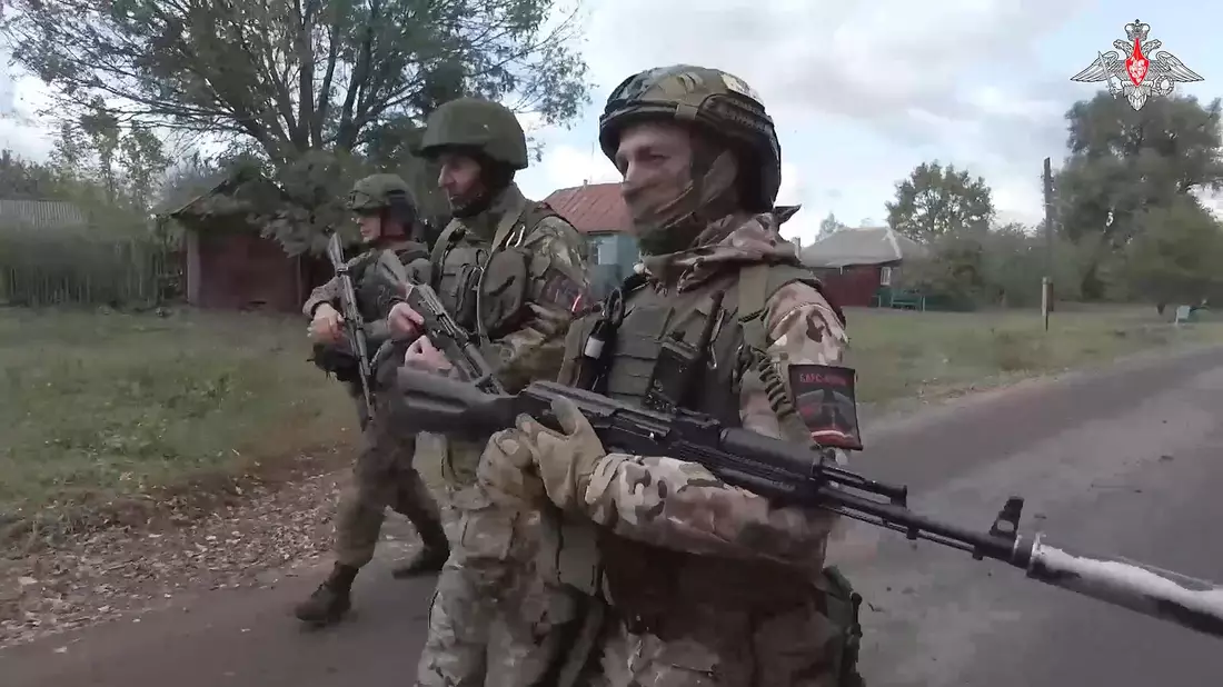 Russische Soldaten in einem Dorf im Grenzgebiet Kursk - nicht immer waren sie zum Schutz der Bewohner dort, wie ein Minister nun einräumte. (Archivbild) - Bild: Uncredited/Rusian Defense Ministry Press Service via AP/dpa