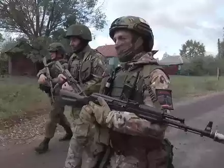 Russische Soldaten in einem Dorf im Grenzgebiet Kursk - nicht immer waren sie zum Schutz der Bewohner dort, wie ein Minister nun einräumte. (Archivbild) - Foto: Uncredited/Rusian Defense Ministry Press Service via AP/dpa