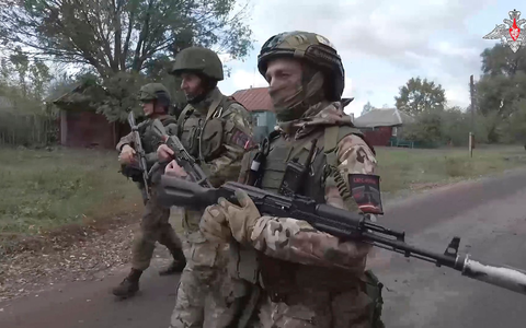 Russische Soldaten in einem Dorf im Grenzgebiet Kursk - nicht immer waren sie zum Schutz der Bewohner dort, wie ein Minister nun einräumte. (Archivbild) - Foto: Uncredited/Rusian Defense Ministry Press Service via AP/dpa