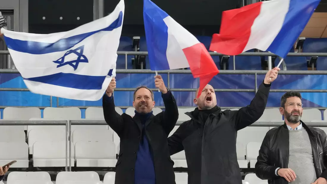 Im Stade de France blieben viele Ränge leer. - Bild: Michel Euler/AP/dpa
