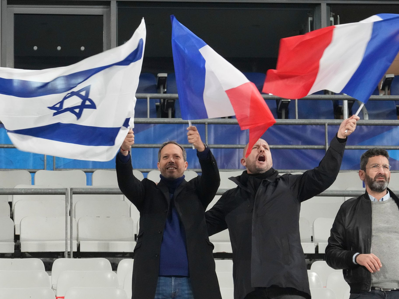 Im Stade de France blieben viele Ränge leer. - Foto: Michel Euler/AP/dpa