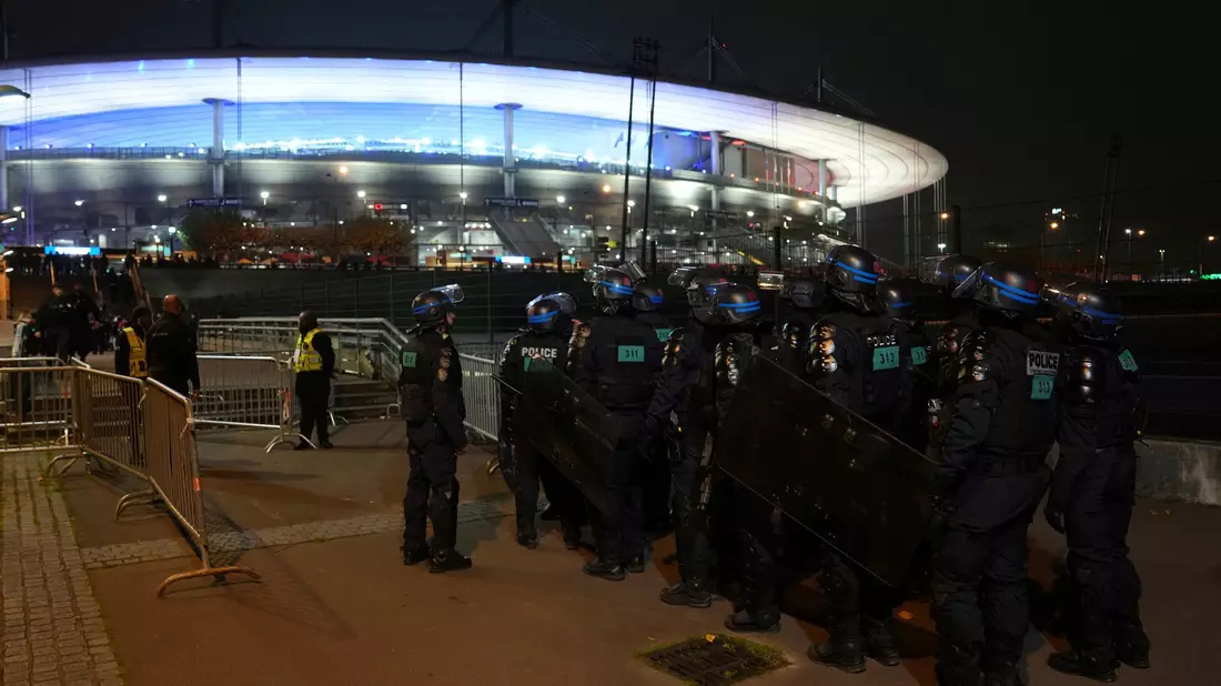 Nach den Angriffen auf israelische Fußballfans herrschen in Paris besonders hohe Sicherheitsvorkehrungen. - Bild: Aurelien Morissard/AP