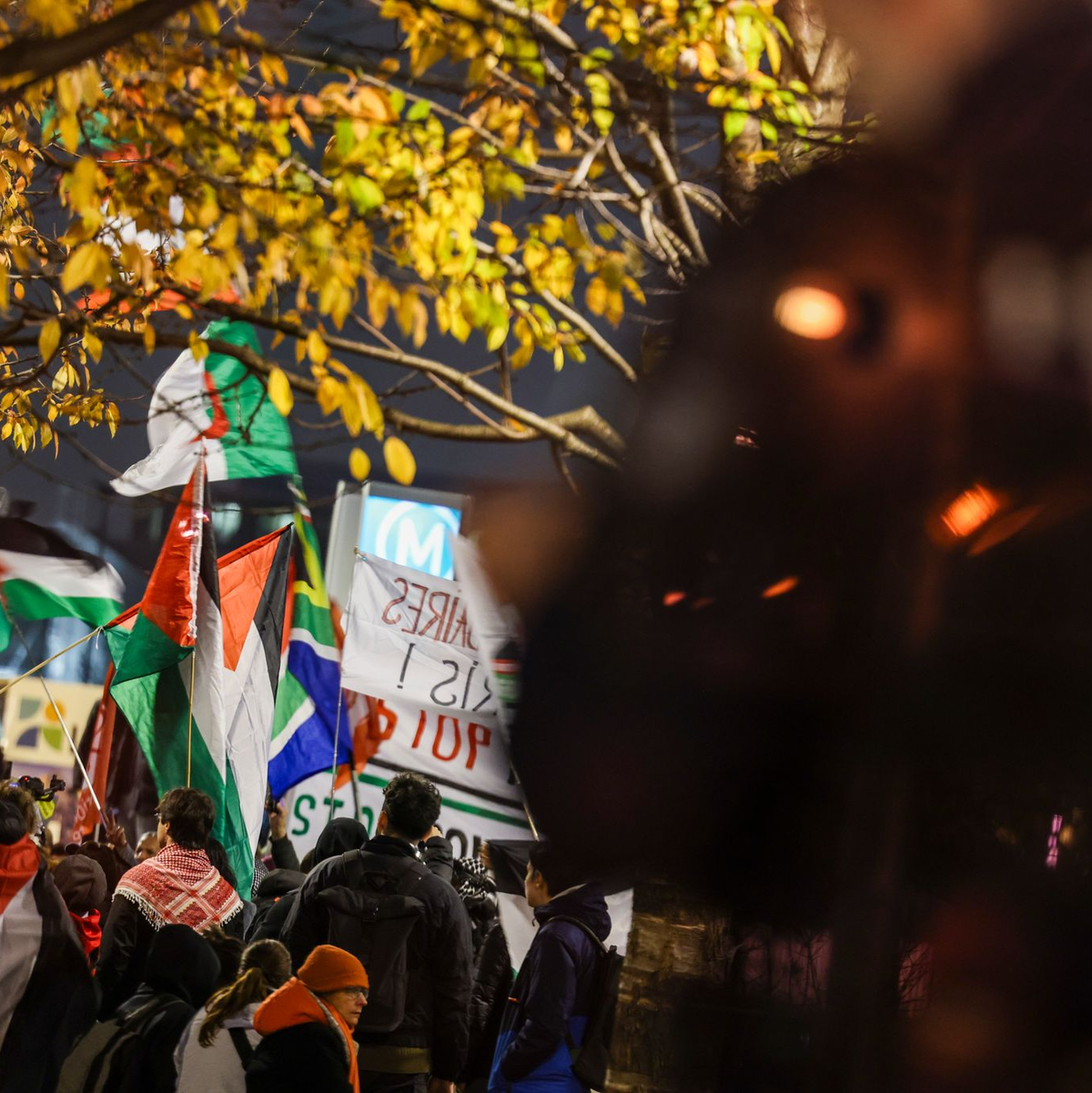 Einige Hunderte Menschen demonstrierten am Abend gegen das Fußballspiel. - Foto: Christoph Reichwein/dpa