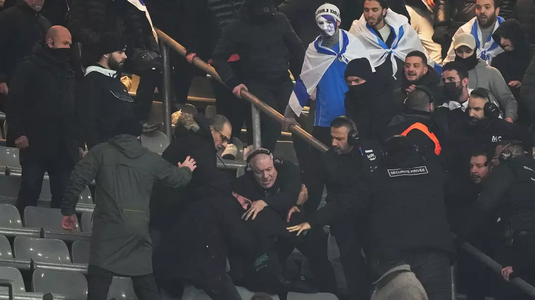 Viel Kampf, wenig Glanz: Das Spiel endet torlos. - Bild: Thibault Camus/AP
