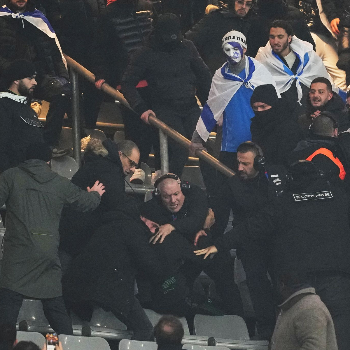 Auf der Tribüne kam es kurzzeitig zu Ausschreitungen. - Foto: Thibault Camus/AP