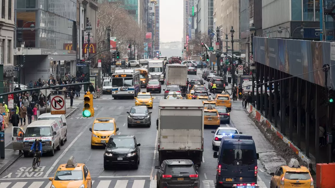 Autos ohne Ende - in Manhattan bislang Alltag. (Archivbild) - Bild: Mary Altaffer/AP/dpa