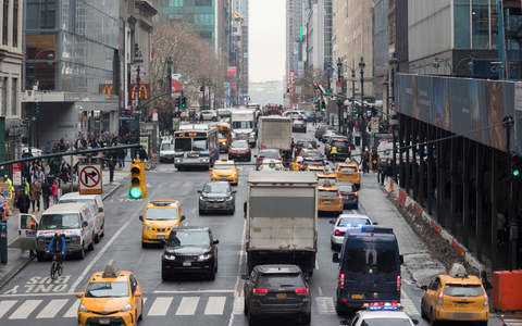 Autos ohne Ende - in Manhattan bislang Alltag. (Archivbild) - Foto: Mary Altaffer/AP/dpa