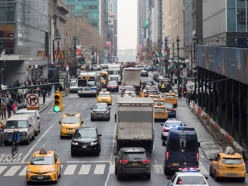 Autos ohne Ende - in Manhattan bislang Alltag. (Archivbild) - Foto: Mary Altaffer/AP/dpa
