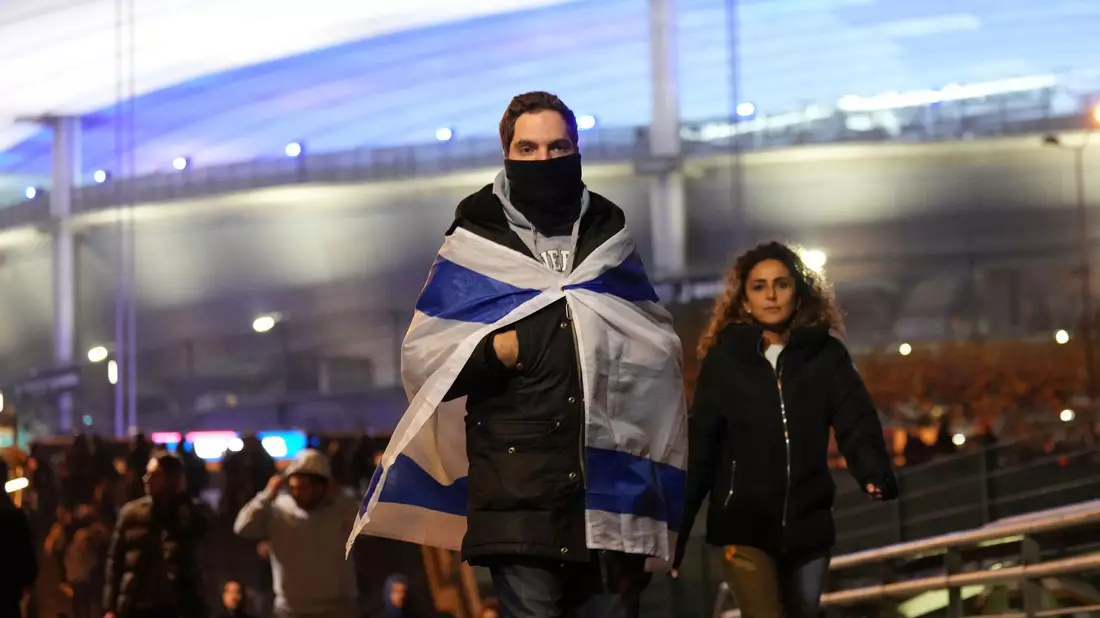 Israel-Fans reisten einem Bericht zufolge mit eigenen Bussen und Polizeigeleit ab. - Bild: Aurelien Morissard/AP/dpa
