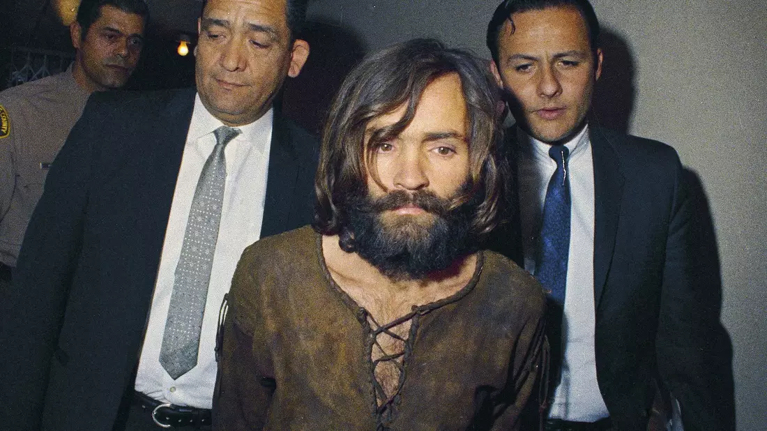 Eine Doku-Serie über Charles Manson enthält bisher unveröffentlichte Telefonate mit dem früheren Sektenführer. (Archivbild)  - Bild: -/AP/dpa